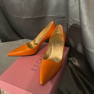 ESCADA orange pumps